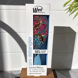 NIB Wet Brush Pro Detangler - Limited Edition Floral Blue